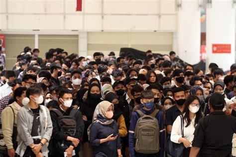 Foto Membludak Pencari Kerja Di Job Fair Kota Bandung