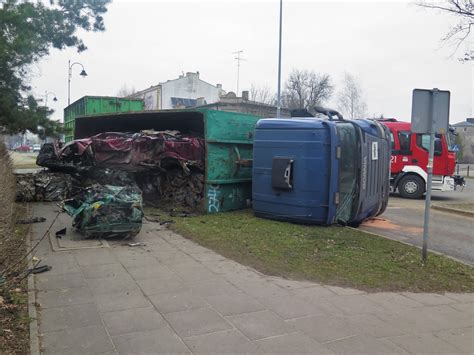 O włos od nieszczęścia Ciężarówka ze złomem przewróciła się na chodnik