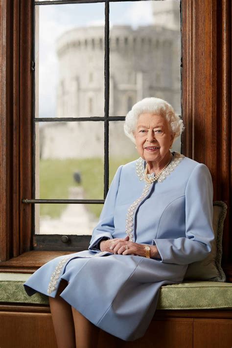 Queen Elizabeth Goes Crown-less in Historic Platinum Jubilee Portrait