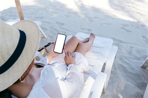 Una Mujer Que Sostiene El Tel Fono M Vil Blanco Con La Pantalla De