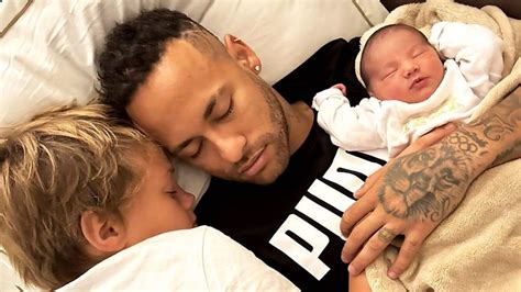 Modelo apontada como mãe de 3º filho de Neymar faz post enigmático