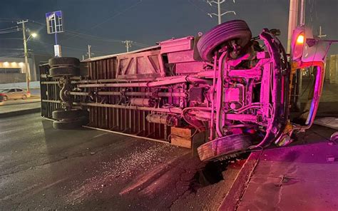 Choca transporte de personal tras omitir semáforo y se vuelca El