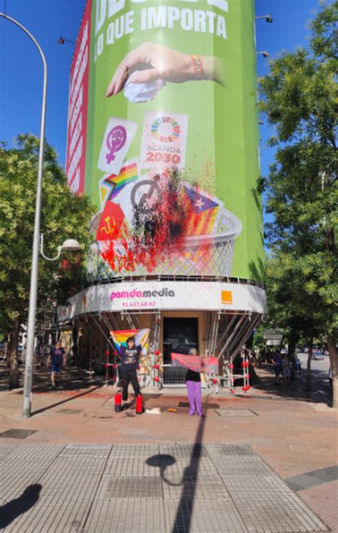 Un Grupo De Activistas Ti E Con Pintura Roja La Pol Mica Lona De Vox