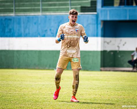 Goleiro Do Sub Do Fortaleza Celebra Boa Fase No Brasileir O E