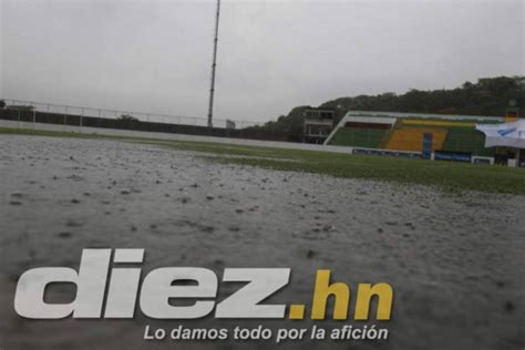 Fotos Así Se Inundó Cancha De Comayagua Tras 45 Minutos De Lluvia