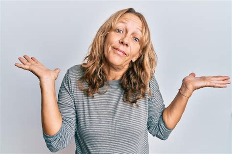 Mulher loira de meia idade vestindo roupas casuais sem noção e confusa