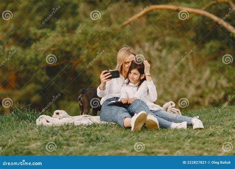 Elegant Mor Med Dotter I En Sommarskog Fotografering För Bildbyråer