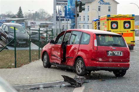 Unfall In Zittau Fords Knallen Vor Autohaus Zusammen Verletzte Bei