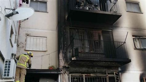 Un herido crítico dos graves y 20 leves en el incendio de un edicifio