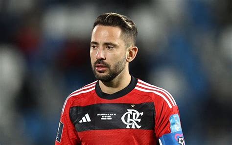 Jornalista Coloca Em Xeque Perman Ncia De Everton Ribeiro No Fla Em