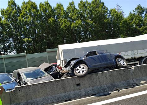 Auto Schiacciate Contro Il New Jersey In Salvi Per Miracolo Nel Maxi