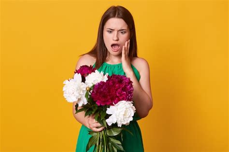 Jeune Fille Debout Avec Un Bouquet De Pivoines Bordeaux Et Blanches