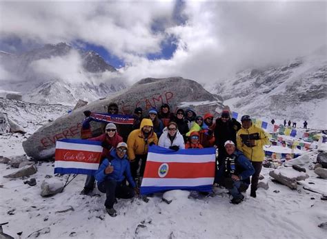 Monte Everest Recibe A Ticos Que Entre Sus Senderos Disfrutan El