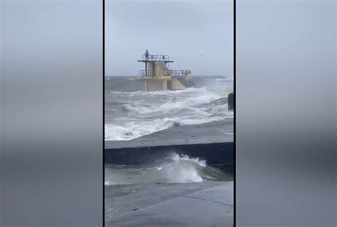 Follia Senza Limiti Si Tuffa In Mare Durante La Tempesta Tiscali Notizie