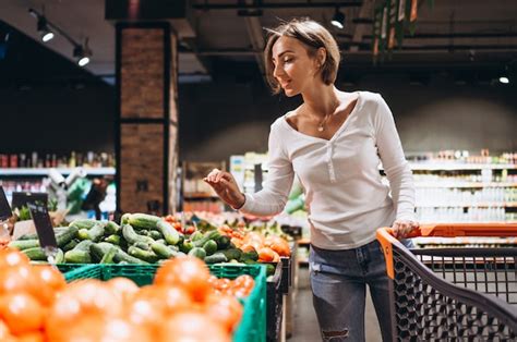 Femme Faisant Ses Courses à Lépicerie Photo Gratuite