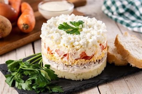 Salade Russe Ou Salade Olivier Pour Le Dîner De Noël Sur Table En Bois