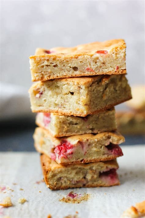 Cream cheese strawberry bars - Berry&Maple