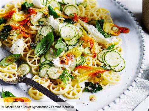 Salade De P Tes Aux Jeunes Courgettes Et Mozzarella Rapide D Couvrez