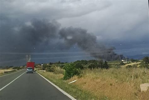 Terribile Rogo Nel Campo Rom Sulla Strada Statale Tutte Le Squadre