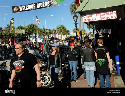 Daytona Beach Florida Usa 06th Mar 2016 People Walk Down Main