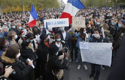 France Des Dizaines De Milliers De Personnes Réunies En Hommage Au