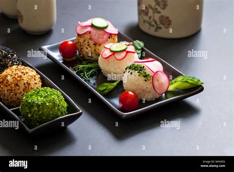 Onigiri sushi Fotos und Bildmaterial in hoher Auflösung Alamy