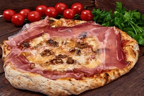 Pizza Con Noci Speck E Brie Pizza Gourmet Per Un Gusto Unica