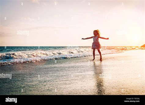 Petite Fille Sur La Plage En Espagne Banque Dimage Et Photos Alamy