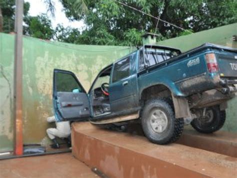 Homem Morre Prensado Ap S Caminhonete Avan A Rampa De Lava Jato