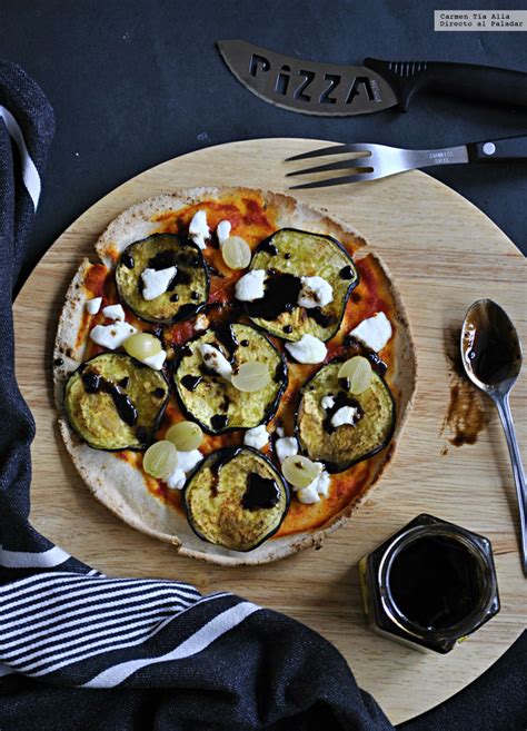 Falsa Pizza De Berenjena Queso De Cabra Uvas Y Miel De Ajo Negro