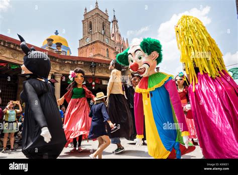 Marionetas Gigantes De Papel Macho Llamadas Mojigangas Danza Frente A