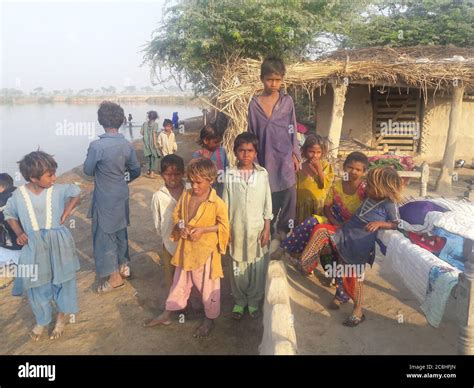 Pakistan poverty hi-res stock photography and images - Alamy