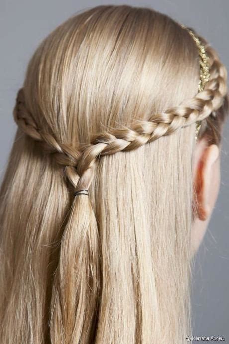 Chongo con trenza lateral y tiara - Paperblog