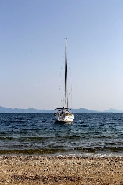 El Yate Navega Amarrado En Mar Abierto Foto Premium