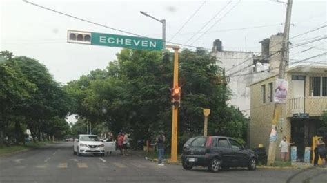 Chocan dos vehículos en la avenida Cuauhtémoc en Veracruz