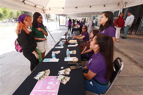 Participa UAdeC con stands de servicios en el marco de la marcha 8M