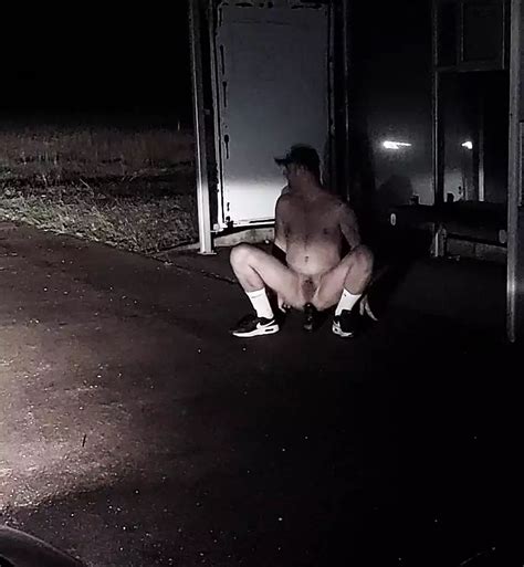 Cavalca Un Grosso Dildo Alla Stazione Degli Autobus Xhamster