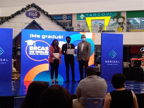 Plaza Mundo y UDB gradúan a jóvenes con Becas Inglés para el Futuro y