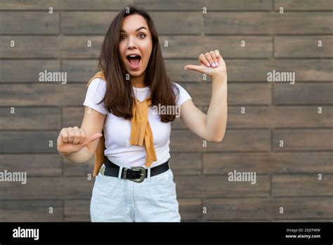 Portrait de jeune heureux surpris incroyable drôle fascinant brunette