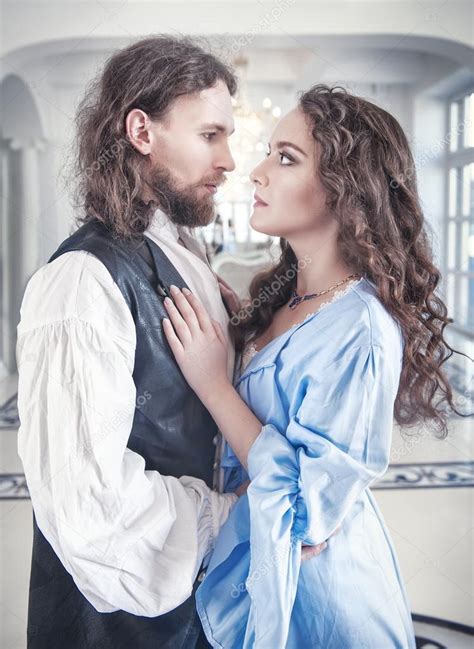 Beautiful Passionate Couple Woman And Man In Medieval Clothes — Stock