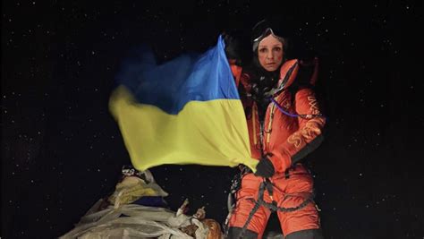 Непал не призна изкачване на Еверест заради развято украинско знаме ...