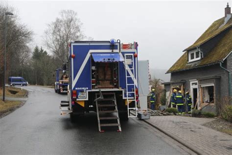 Spektakulärer Unfall in Erndtebrück PKW kracht in Hauswand hoher