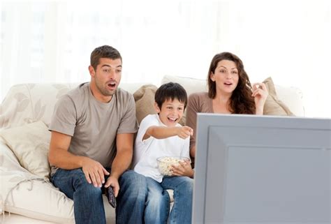 Familia Feliz Viendo Una Pel Cula En La Televisi N Juntos En El Sof