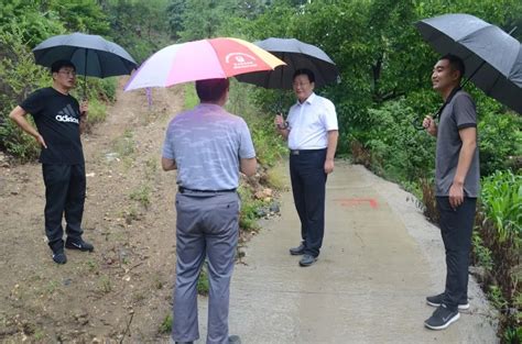 县长冯素伟冒雨督导检查防汛抗旱和脱贫攻坚工作 澎湃号·政务 澎湃新闻 The Paper