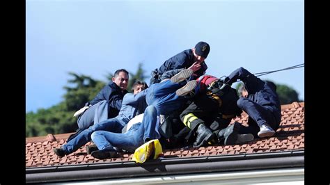 Sanremo Uomo Sul Tetto Di Un Palazzo Minaccia Di Buttarsi LaPresse