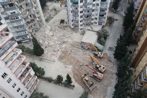 Adana daki bir binayı 25 yıl önceki depremden sonra güçlendirilen kolon