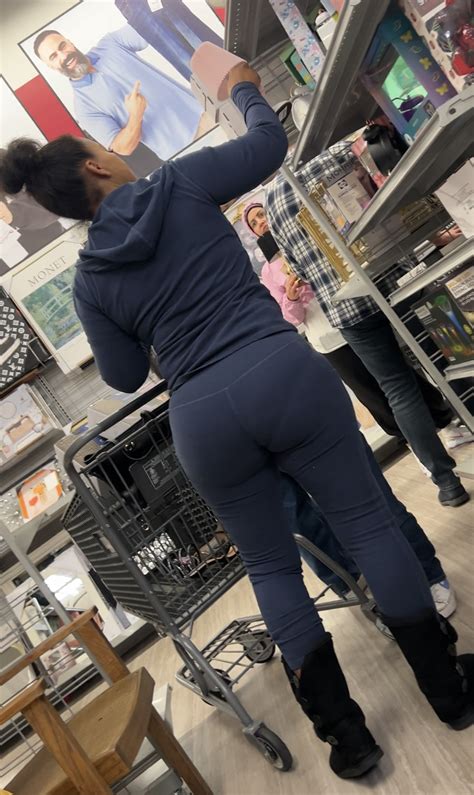 Milf Didnt Mind Showing Off Spandex Leggings Yoga Pants Forum