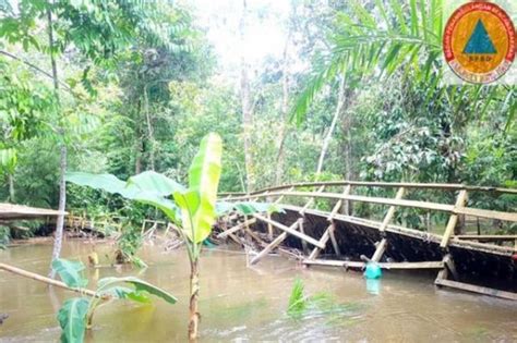 Akibat Banjir Jembatan Penghubung Menuju Perkebunan Di Desa Haringen Rusak