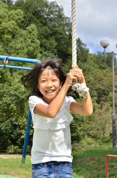 公園の遊具で遊ぶ女の子 青空 の写真素材 [fyi02974896] ストックフォトのamanaimages Plus