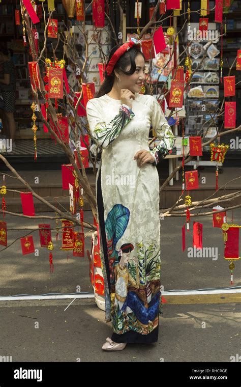 Traje tradicional de vietnam fotografías e imágenes de alta resolución